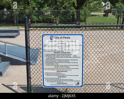 Vue sur le parc de skatepark de Wallace à Paola, Kansas. Règles d'engagement pour ce petit parcours amusant avec rampes en métal bleu. Banque D'Images