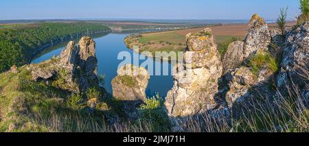 Ukraine sans agression russe. Vue imprenable sur le Dnister River Canyon avec ses rochers, ses champs et ses fleurs pittoresques. THI Banque D'Images