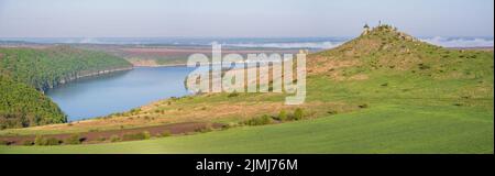 Ukraine sans agression russe. Vue imprenable sur le Dnister River Canyon avec ses rochers, ses champs et ses fleurs pittoresques. THI Banque D'Images