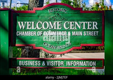 Un panneau se trouve à l'entrée de la Chambre de commerce d'Ocean Springs et du bureau touristique de main Street, qui se trouve dans le dépôt Ocean Springs L&N. Banque D'Images