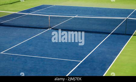 Vue diagonale sur le court de tennis. Bleu et vert. Arène de sport Banque D'Images