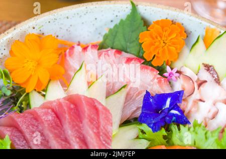 Plateau décoré avec différentes saveurs de sushis élégants. Banque D'Images