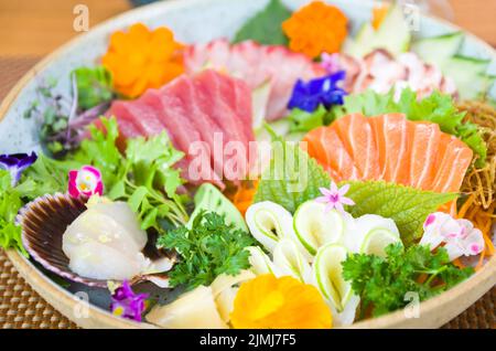 Plateau décoré avec différentes saveurs de sushis élégants. Banque D'Images
