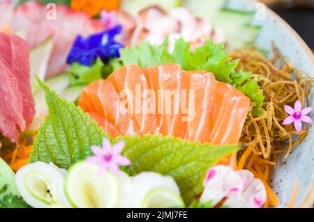 Plateau décoré avec différentes saveurs de sushis élégants. Banque D'Images