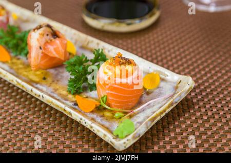 Plateau décoré avec différentes saveurs de sushis élégants. Banque D'Images