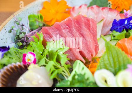 Plateau décoré avec différentes saveurs de sushis élégants. Banque D'Images