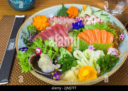 Plateau décoré avec différentes saveurs de sushis élégants. Banque D'Images