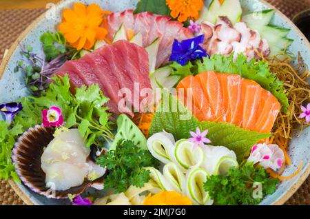 Plateau décoré avec différentes saveurs de sushis élégants. Banque D'Images