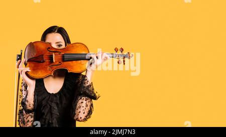 Fille cachant violon Banque D'Images