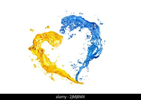 Coeur de jaune et bleu éclaboussures d'eau isolées sur blanc Banque D'Images
