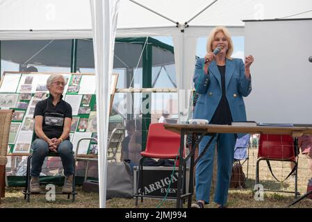 Dame Joanna Lumley OBE parlant au sanctuaire des animaux de ferme à Evesham, sur 6 août 2022. Le végétarien Joanna est un mécène du Farm Animal Sanctuary, qui a été le premier sanctuaire d'animaux de ferme de Grande-Bretagne. Il abrite plus de 600 animaux de ferme sauvés. La propriétaire du Farm Animal Sanctuary Janet Taylor est assise sur la gauche. Banque D'Images