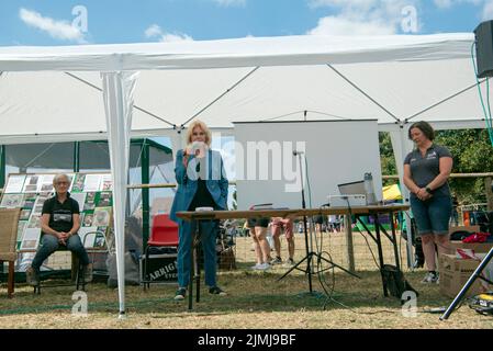 Dame Joanna Lumley OBE parlant au sanctuaire des animaux de ferme à Evesham, sur 6 août 2022. Le végétarien Joanna est un mécène du Farm Animal Sanctuary, qui a été le premier sanctuaire d'animaux de ferme de Grande-Bretagne. Il abrite plus de 600 animaux de ferme sauvés. La propriétaire du Farm Animal Sanctuary Janet Taylor est assise sur la gauche. Banque D'Images