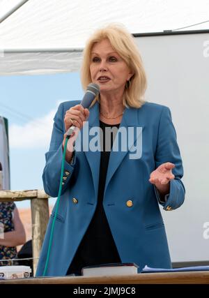 Dame Joanna Lumley parlant au sanctuaire des animaux de ferme d'Evesham, sur 6 août 2022. Le végétarien Joanna est un patron du sanctuaire d'animaux de ferme, qui a été le premier sanctuaire d'animaux de ferme de Grande-Bretagne. Banque D'Images