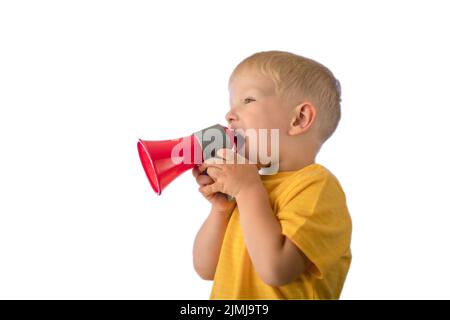 Joli petit garçon avec mégaphone sur fond blanc. Banque D'Images