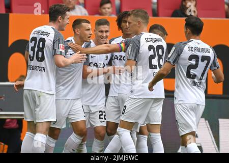 Le goaljubel collectif Freiburg-de gauche: Michael GREGORITSCH (SC Freiburg), Maximilien EGGESTEIN (SC Freiburg), Roland SALLAI (SC Freiburg), Kiliann SILDILLIA (SC Freiburg), Matthias GINTER (SC Freiburg), Nicolas HOEFLER (SC Freiburg), jubilation, joie, enthousiasme, action. Football 1st Bundesliga saison 2022/2023, 1st match, matchday01, FC Augsbourg - SC Freiburg 0-4 sur 6 août 2022, WWK ARENA Augsbourg. ? Banque D'Images