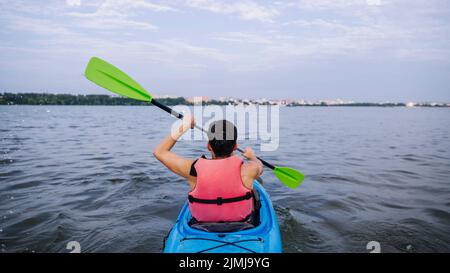 Vue arrière kayakiste mâle canoë-kayak Banque D'Images