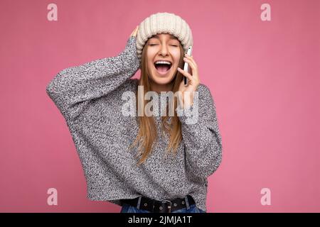 Gros plan photo de beau attrayant positif heureux incroyable drôle joyeux jeune blonde femme portant décontracté chandail gris et BEI Banque D'Images