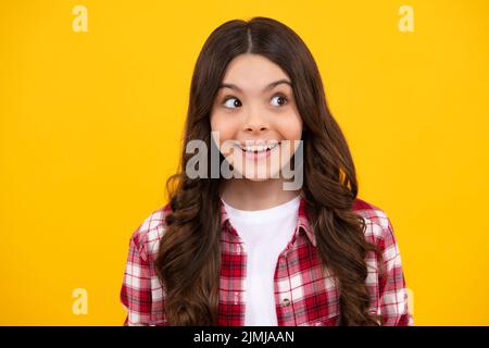 Visage amusant. Enfant petite fille 12, 13, 14 ans arrière-plan studio portrait. Concept de style de vie d'enfance. Portrait en gros plan d'un adolescent du caucase Banque D'Images