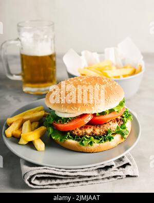 Hamburger gros plan à grand angle avec plaque à frites Banque D'Images