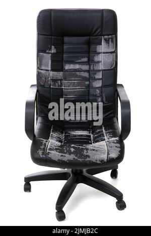 Fauteuil de bureau en cuir usé isolé sur fond blanc Banque D'Images