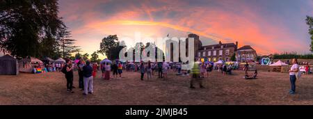 Tonbridge, Kent, Angleterre. 06 août 2022. Le Tonbridge Pride événement inaugural tenu sur la pelouse en face du château de Tonbridge où tout l'amour est célébré le soir d'été comme le soleil se coucher sur le château ©Sarah Mott / Alay Live News, Banque D'Images