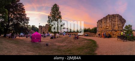 Tonbridge, Kent, Angleterre. 06 août 2022. Le Tonbridge Pride événement inaugural tenu sur la pelouse en face du château de Tonbridge où tout l'amour est célébré le soir d'été comme le soleil se coucher sur le château ©Sarah Mott / Alay Live News, Banque D'Images