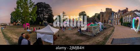 Tonbridge, Kent, Angleterre. 06 août 2022. Le Tonbridge Pride événement inaugural tenu sur la pelouse en face du château de Tonbridge où tout l'amour est célébré le soir d'été comme le soleil se coucher sur le château ©Sarah Mott / Alay Live News, Banque D'Images