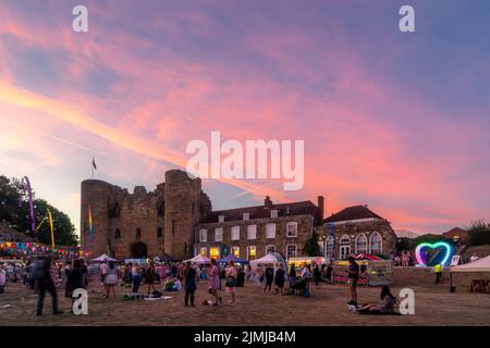 Tonbridge, Kent, Angleterre. 06 août 2022. Le Tonbridge Pride événement inaugural tenu sur la pelouse en face du château de Tonbridge où tout l'amour est célébré le soir d'été comme le soleil se coucher sur le château ©Sarah Mott / Alay Live News, Banque D'Images