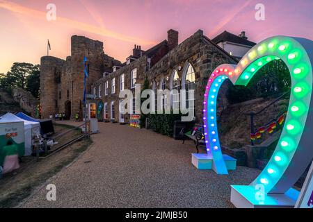 Tonbridge, Kent, Angleterre. 06 août 2022. Le Tonbridge Pride événement inaugural tenu sur la pelouse en face du château de Tonbridge où tout l'amour est célébré le soir d'été comme le soleil se coucher sur le château ©Sarah Mott / Alay Live News, Banque D'Images