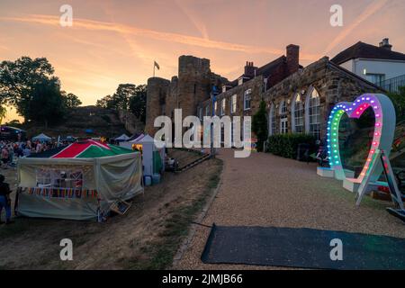 Tonbridge, Kent, Angleterre. 06 août 2022. Le Tonbridge Pride événement inaugural tenu sur la pelouse en face du château de Tonbridge où tout l'amour est célébré le soir d'été comme le soleil se coucher sur le château ©Sarah Mott / Alay Live News, Banque D'Images