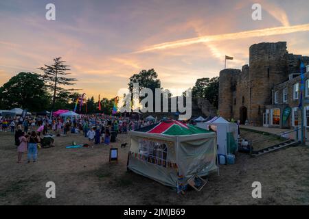 Tonbridge, Kent, Angleterre. 06 août 2022. Le Tonbridge Pride événement inaugural tenu sur la pelouse en face du château de Tonbridge où tout l'amour est célébré le soir d'été comme le soleil se coucher sur le château ©Sarah Mott / Alay Live News, Banque D'Images