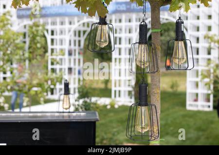 Lanternes décoratives avec lampes pour les fêtes en plein air Banque D'Images