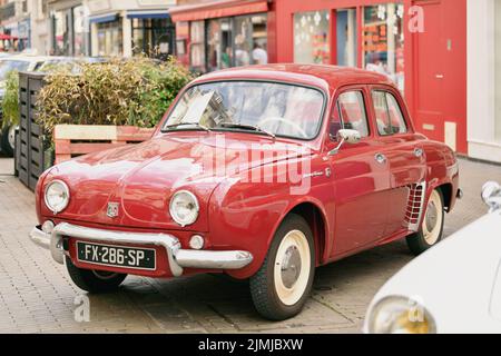 PARIS, FRANCE - 15 MAI 2022 : Renault Dauphine rouge vintage Banque D'Images