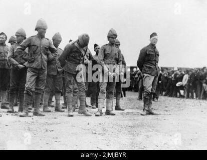 Un groupe de prisonniers britanniques pris pendant la guerre des Boers, avec un jeune Winston Churchill à droite Banque D'Images