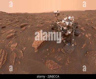 6 août 2022 marque 10 ans depuis l'arrivée du rover de la curiosité sur Mars. Depuis août 2012, Curiosity explore le mont Sharp, haut de 3 kilomètres, dans le cratère de Gale. Le rover a grimpé de plus de 612 mètres (2 000 pieds), atteignant des roches de plus en plus jeunes qui ont servi de record sur la façon dont Mars a évolué d'une planète humide et habitable à un environnement désertique froid. Le rover photogénique a créé ce autoportrait au cratère de Gale sur sol 2082 (15 juin 2018) à l'aide de l'imageur manuel de lentille Mars, ou MAHLI. Credit: NASA-JPL-Caltech via CNP Banque D'Images
