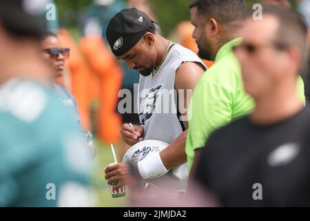 Philadelphie, PA, États-Unis. 6th août 2022. Philadelphia Eagles Quarterback JALEN FAIT MAL (1) signes autographiés après la pratique samedi, 06 août, 2022, au complexe NovaCare à Philadelphie, PA. (Image de crédit : © Saquan Stimpson/ZUMA Press Wire) Banque D'Images