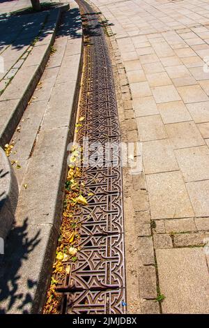 Système de drainage à grille en fer pour l'évacuation des eaux de pluie en Slovaquie. Banque D'Images