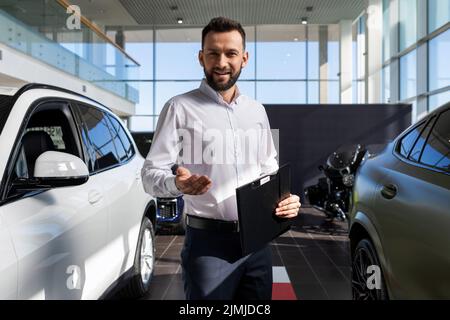 Directeur des ventes avec une offre unique pour les voitures neuves dans une concession automobile Banque D'Images