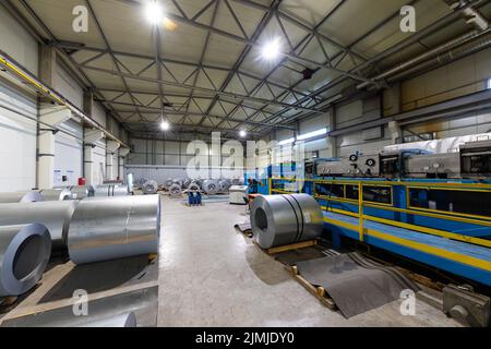 Photo de la machine de formage de toitures en acier.Machine industrielle pour la découpe des bobines de toit en tôle.Origine usine et usine Banque D'Images