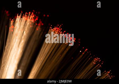 Gros plan sur la fibre optique avec des points rouges Banque D'Images