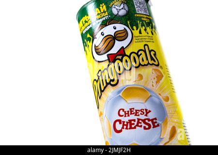 Emballage de chips de pommes de terre en Pringles sur fond blanc Banque D'Images