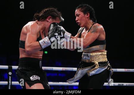 Sheffield, Royaume-Uni. 07th août 2022. Utilita Arena Sheffield, Sheffield, South Yorkshire, 6th août 2022 Sandy Ryan (short noir) contre Erica Farias (short or/noir) lutte pour le titre ultra-léger féminin international WBC lors de la soirée de combat NXTGEN au stade Utilita Arena de Sheffield. Crédit : Touchlinepics/Alamy Live News Banque D'Images