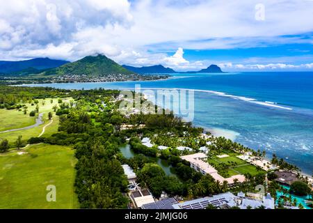 Vue aérienne sur la plage de Flic en Flac avec des hôtels de luxe et des palmiers Banque D'Images