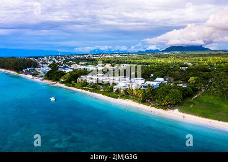 Vue aérienne sur la plage de Flic en Flac avec des hôtels de luxe et des palmiers Banque D'Images