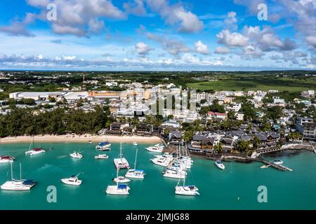 Vue aérienne, plages avec hôtels de luxe avec sports nautiques et bateaux dans la région de Grand Baie Pamplemousses, Maurice, Afrique Banque D'Images