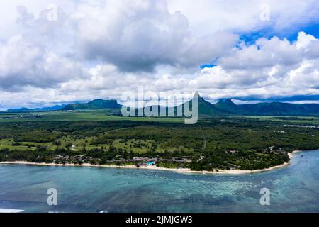 Vue aérienne sur la plage de Flic en Flac avec des hôtels de luxe et des palmiers Banque D'Images