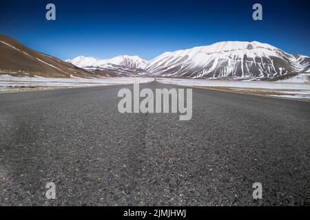 La route panoramique vers Castelluccio di Norcia Banque D'Images