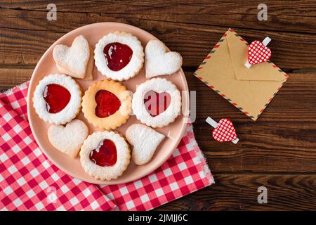 Vue de dessus plaque de biscuits en forme de coeur avec confiture Banque D'Images
