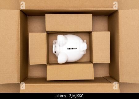 Tirelire en céramique dans des boîtes en carton ouvertes Banque D'Images