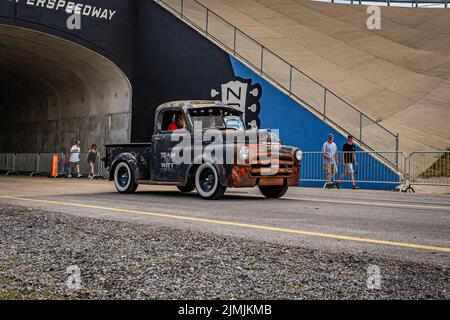 Liban, TN - 14 mai 2022: Vue d'angle avant large d'un ancien camion Dodge B-série 1953 de 1/2 tonnes roulant sur une route quittant un salon de voiture local. Banque D'Images